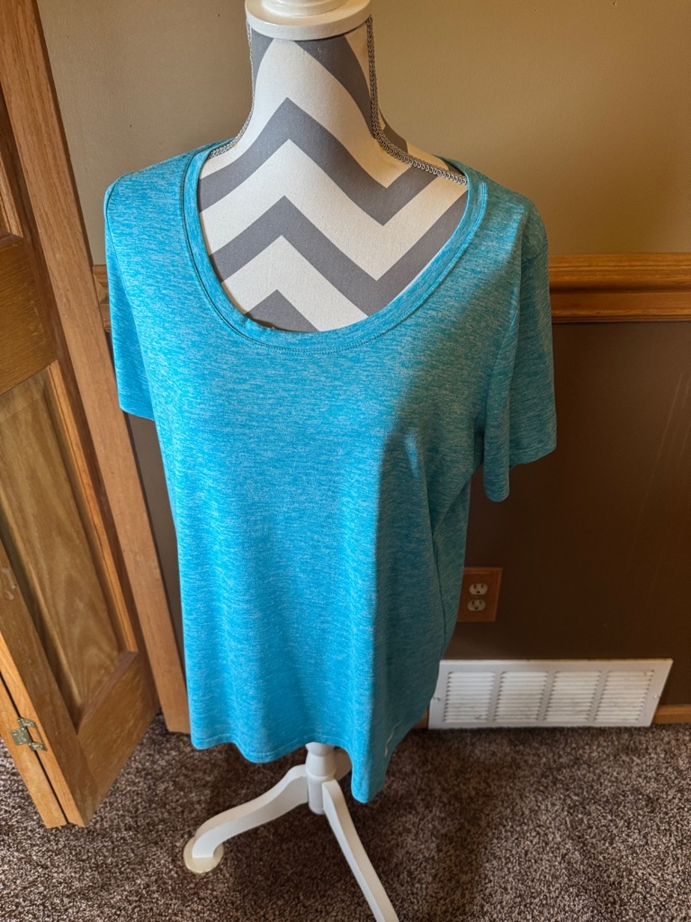 Nike Women’s Scoop Neck Tee in Aqua Teal